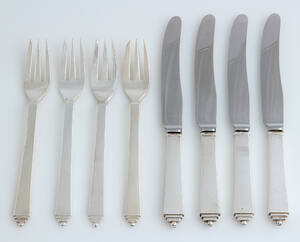 Georg Jensen. Pyramide dessertknive og -gafler af sterlingsølv og sølv 8