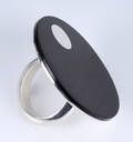 Dansk design. Moderne ring af sterlingsølv med ibenholt