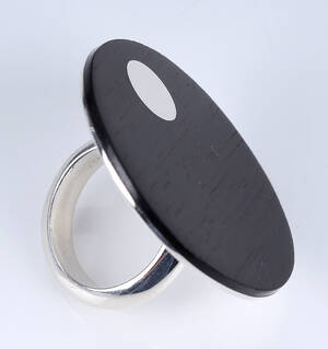 Dansk design. Moderne ring af sterlingsølv med ibenholt