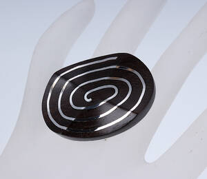 Dansk design. Moderne ring af sterlingsølv med ibenholt Denne vare er sat til omsalg under nyt varenummer 4328543