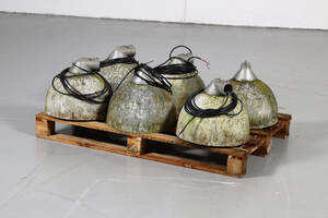 Seks københavnerlamper, produceret af Philips Danmark, af patineret glasfiber. Ø 38 cm