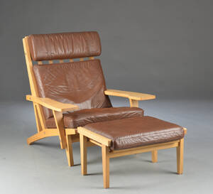 Hans J. Wegner, Getama. Lænestol samt fodskammel model GE-375 2