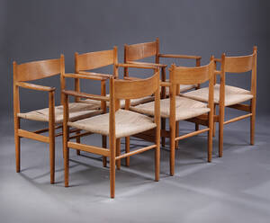 Hans J. Wegner. Sæt på seks armstole af massivt egetræ, model CH-37. 6 