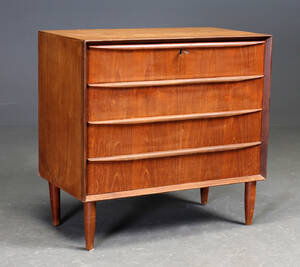 Dansk møbelproducent. Kommode af teak, 1960erne