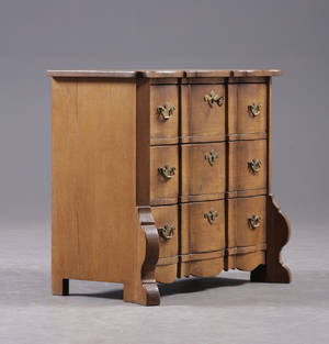 Kommode af egetræ. Barokform 1900-talls