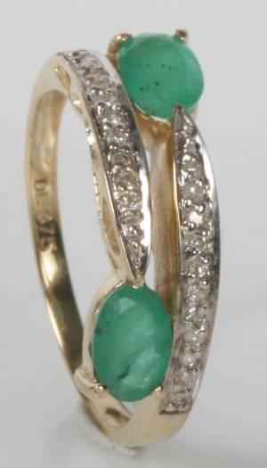Smaragd- og diamantring