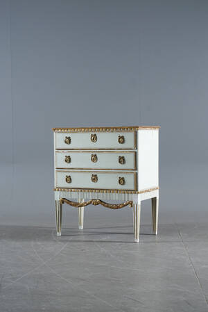 Byrå i gustaviansk stil