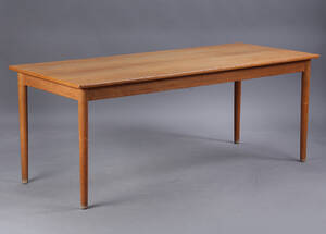 Hans J. Wegner. Langbord af lakeret fineret egetræ. Fremstillet hos Andreas Tuck
