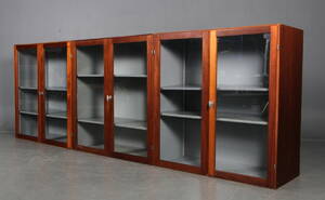 Tre vitrineskab, mahogni. 3 Denne vare er sat til omsalg under nyt varenummer 4511819