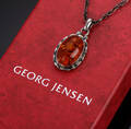 Georg Jensen. Årssmykke 2001 vedhæng af sterlingsølv med rav