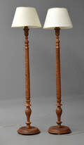 Par gulvlamper i træ med detaljerede udskæringer på stamme og fodstykke,  Østafrika2
