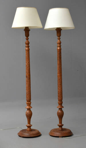 Par gulvlamper i træ med detaljerede udskæringer på stamme og fodstykke,  Østafrika2