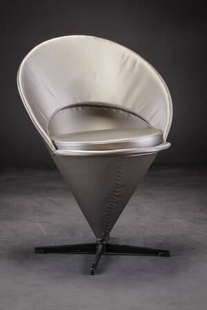 Verner Panton. Kræmmerhusstol betrukket med sølvfarvet kunstlæder