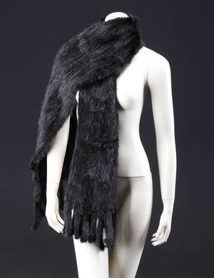 Sjal af sort strikket mink