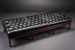 Daybed betrukket med knapsyet sort læder 