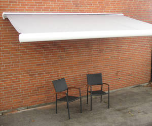 Markise, regnvindsol sensor, 4,5 meter, polyesterdug, hellukket aluminiumskasse, motor og fjernbetjening.