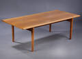 Hans J. Wegner. Sofabord af massiv lakeret egetræ