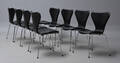 Arne Jacobsen. Sæt på otte stole i sort læder, model 3107 8 