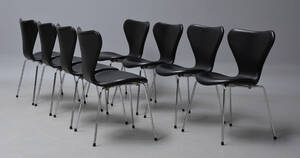 Arne Jacobsen. Sæt på otte stole i sort læder, model 3107 8