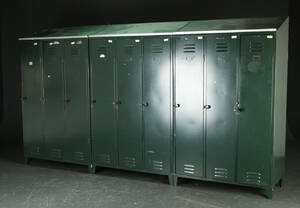 Tre lockerskabe  omklædningsskabe af metal 3 