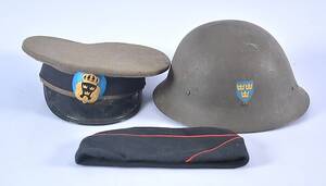 HJÄLM SAMT MÖSSOR, 3 st, 1900-tal.