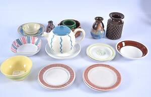 SKÅLAR SAMT FAT, 19 delar, keramik, bl a Bo Fajans, 1900-tal.