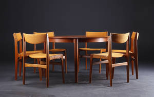 Dansk Møbelproducent. Cirkulært bord med udtræk med seks stole 9