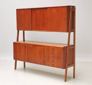 Dansk Møbelarkitekt. Skænk i teak og eg.