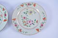TALLRIKAR, 2 st, porslin, Famille Rose, 1700-tal.