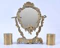 BORDSSPEGEL SAMT BURKAR MED LOCK, 3 delar, gulmetall, 1900-tal.