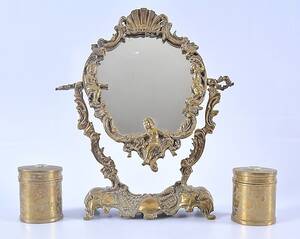 BORDSSPEGEL SAMT BURKAR MED LOCK, 3 delar, gulmetall, 1900-tal.