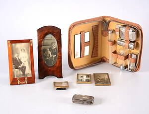 BARBERSET, RAMAR SAMT DOSA, 8 delar, bl a silver, 1900-tal.