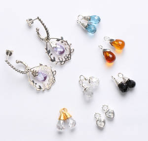 Spinning Jewelry. Par ørestikkere samt charms 14