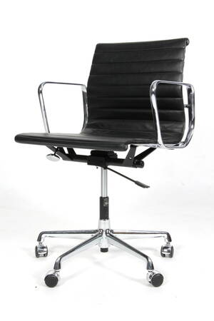 Charles Eames. Kontorstol i læder, model 117  Denne vare er sat til omsalg under nyt varenummer 4702740