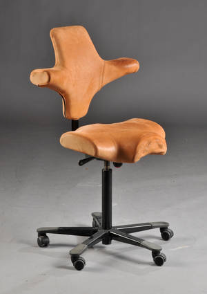 Peter Opsvik født 1939. Kontorstol model Capisco 8106