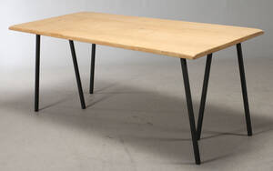 Spisebord af massivt egetræ, stel af håndsmedede tre-fods bukke af matlakert profiljern. Denne vare er sat til omsalg under nyt varenummer 4111084