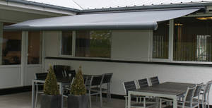 Markise, regnvindsol sensor, 4,0 meter, polyesterdug, hellukket aluminiumskasse, motor og fjernbetjening.