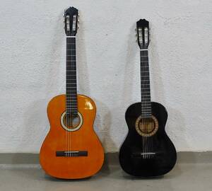 2 st akustiska gitarrer, nylonsträngade