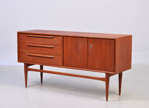 Dansk Møbelproducent. Lav skænk i teak. 1950erne