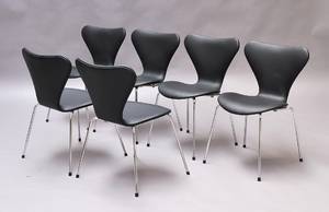 Arne Jacobsen 1902 - 1971. Sæt på seks stole syveren , model 3107, nybetrukket med sort Savanne læder 6
