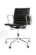Charles Eames. Kontorstol model EA 117, sort læder 
