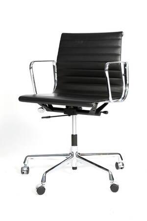 Charles Eames. Kontorstol model EA 117, sort læder 