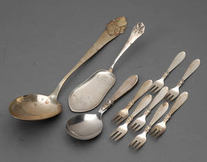 En samling sølvbestik 10