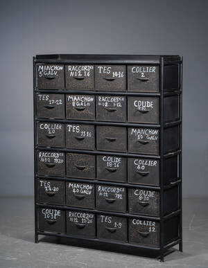 Skuffereol i industrielt design. 