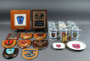 Militærplaketter og krus fra diverse værn 20