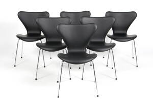 Arne Jacobsen. Sæt på seks stole, sort semianilin læder, model 3107 6