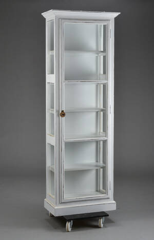 Vitrineskab af hvidt antikbemalet træ