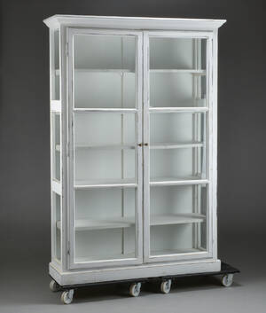 Vitrineskab af hvidt antikbemalet træ