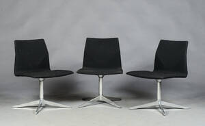Christina Strand og Niels Hvass. Tre stole model Four Cast 3