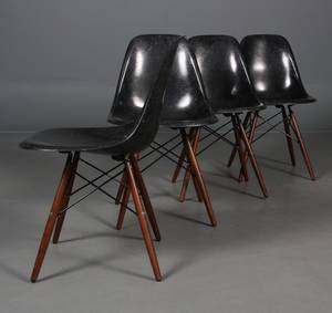 Charles Eames Sæt på fire stole, model DSW, sort glasfiber 4